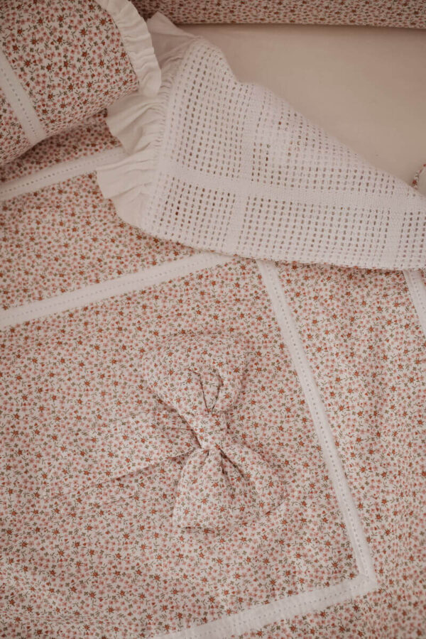 Komplet posteljina za bebe u cvetnom dezenu „Dora”