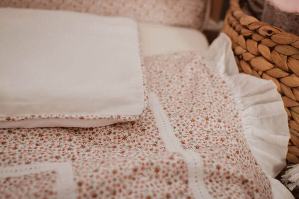 Komplet posteljina za bebe u cvetnom dezenu „Dora”