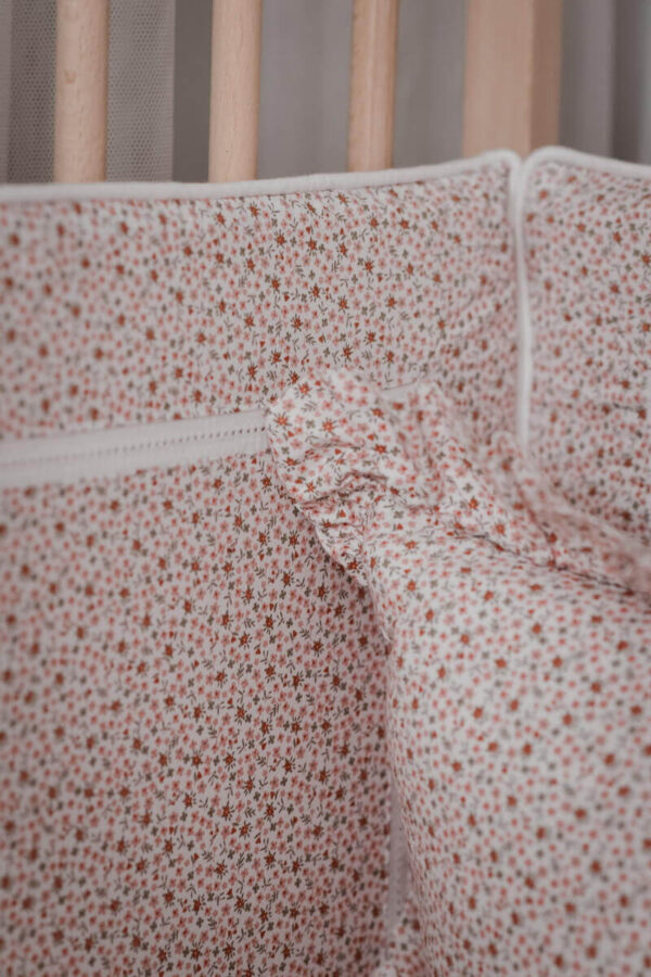 Komplet posteljina za bebe u cvetnom dezenu „Dora”