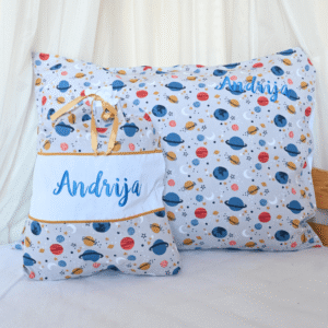 Set Jastučnica i vrećica sa vezom imena "Svemir"
