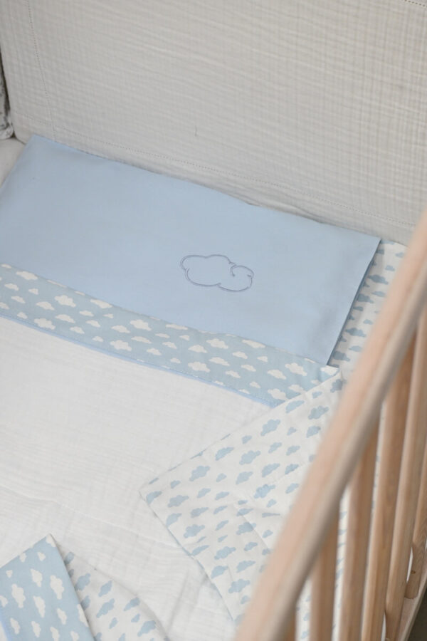Bebi posteljina „Oblačići”