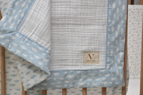 Bebi posteljina „Oblačići”