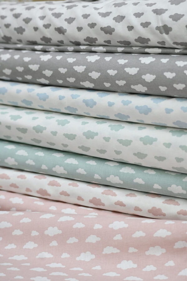 Bebi posteljina „Oblačići”