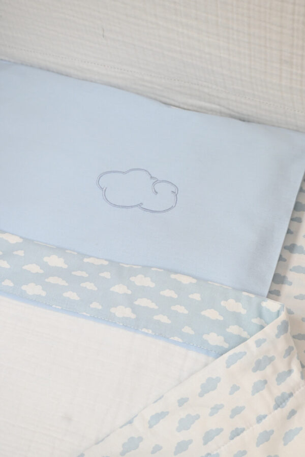 Bebi posteljina „Oblačići”