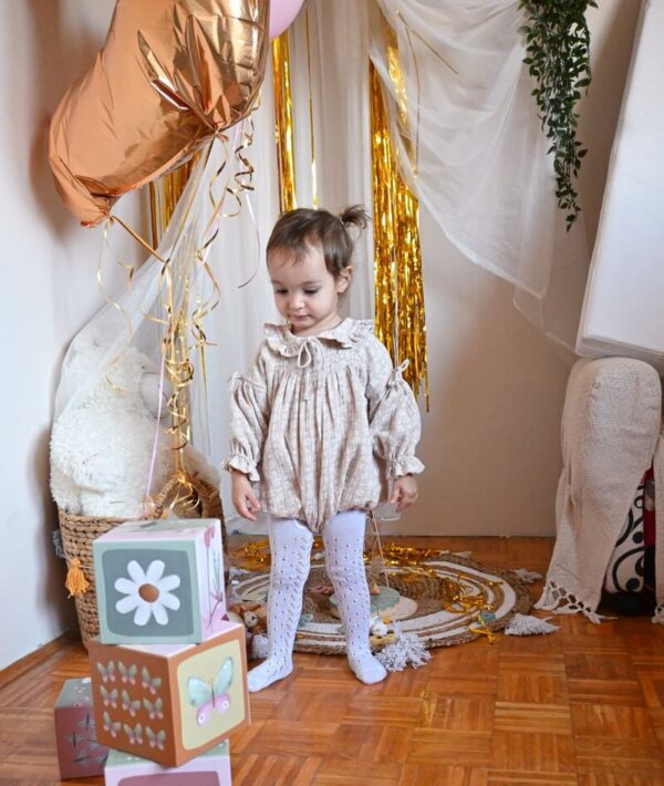 Svečani bebi bodić na kopčanje od eko pamuka „Nežnost“