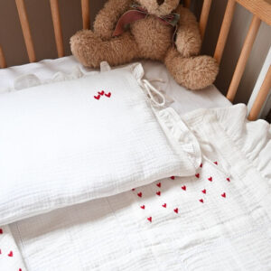 vesta-casa-studio-bebi-posteljina-od-pamucnog-muslina-sa-vezom-srca-ljubav-belo-crvena-srca-05