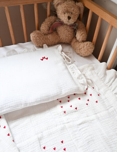 vesta-casa-studio-bebi-posteljina-od-pamucnog-muslina-sa-vezom-srca-ljubav-belo-crvena-srca-05