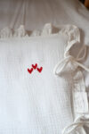 Posteljina za bebe od pamučnog muslina sa vezom srca “Ljubav” (bela/crvena)