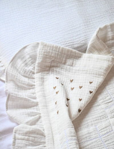 vesta-casa-studio-bebi-posteljina-od-pamucnog-muslina-sa-vezom-srca-ljubav-belo-krem-srca-01