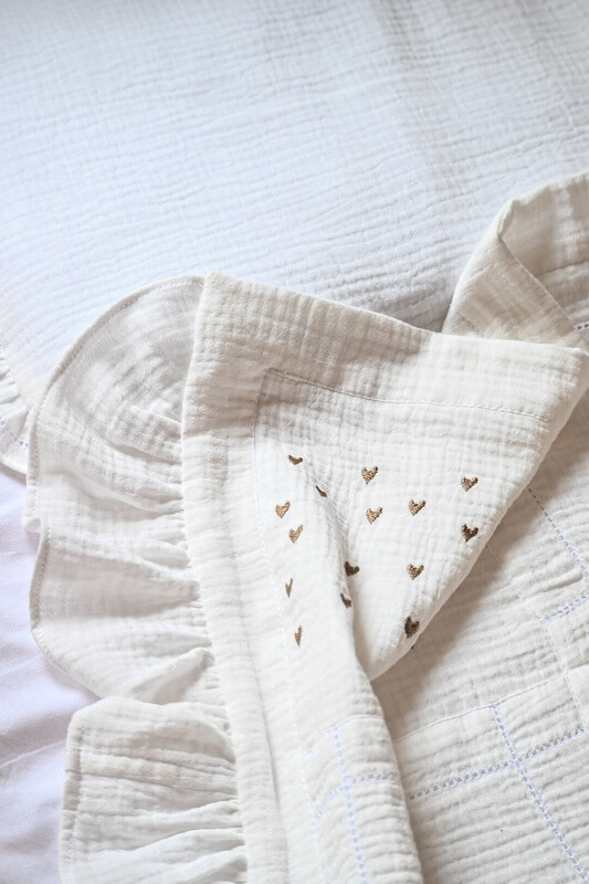 Posteljina za bebe od pamučnog muslina sa vezom srca “Ljubav” (belo/krem)