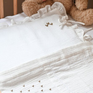 Posteljina za bebe od pamučnog muslina sa vezom srca “Ljubav” (belo/krem)