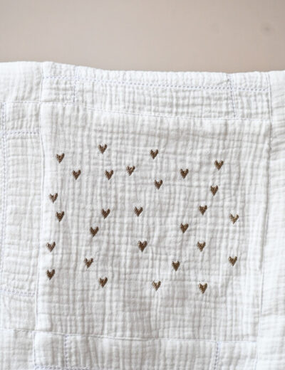 vesta-casa-studio-bebi-posteljina-od-pamucnog-muslina-sa-vezom-srca-ljubav-belo-krem-srca-03