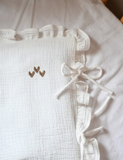 vesta-casa-studio-bebi-posteljina-od-pamucnog-muslina-sa-vezom-srca-ljubav-belo-krem-srca-04