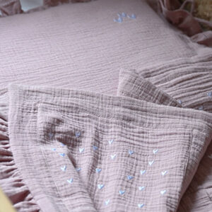 vesta-casa-studio-bebi-posteljina-od-pamucnog-muslina-sa-vezom-srca-ljubav-lila-bela-srca-02