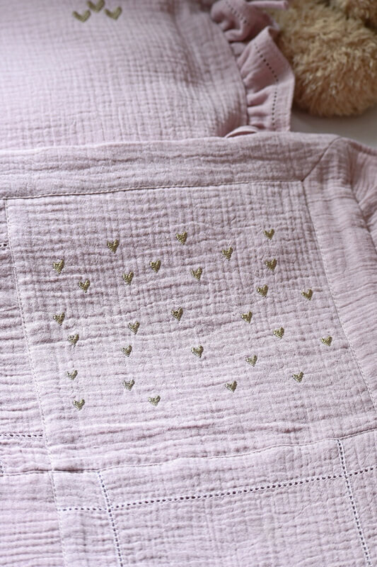 Posteljina za bebe od pamučnog muslina sa vezom srca “Ljubav” (lila/krem)