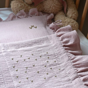 Posteljina za bebe od pamučnog muslina sa vezom srca “Ljubav” (lila/krem)