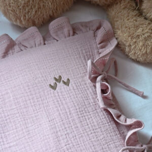 vesta-casa-studio-bebi-posteljina-od-pamucnog-muslina-sa-vezom-srca-ljubav-lila-krem-srca-03