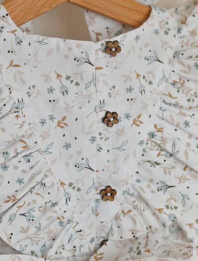 pamucni-bebi-bodic-romper-azra-blue-vesta-kids-detalj-zadnjideo-dugmici