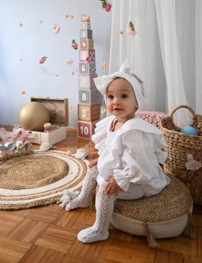 bebi-bodic-exclusive-beli-sa-zlatnim-tackicama-devojčica