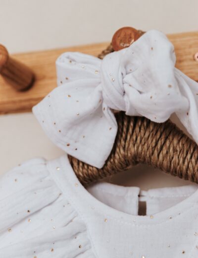 bebi-bodic-exclusive-beli-sa-zlatnim-tackicama-mašna