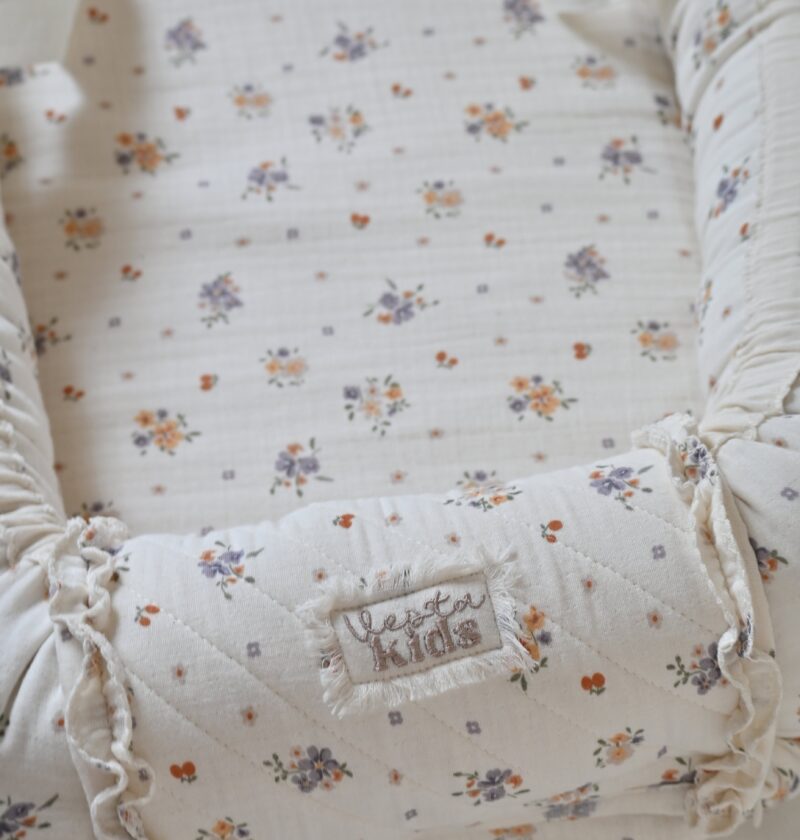 bebi-gnezdo-cvetici-vesta-kids-detalj