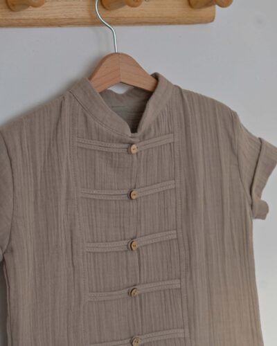 kosulja-za-decake-krem-ruska-kragna-detalj