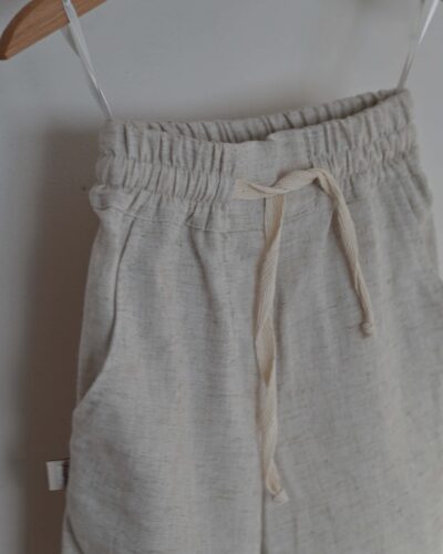 pantalone-za-decake-od-lana-detalj