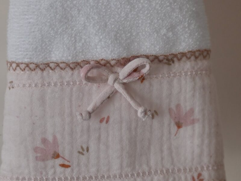 mali-peskir-rozi-sa-masnicom-detalj
